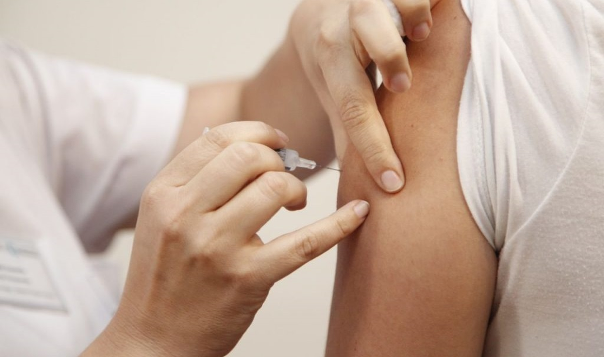 Refuerzan la vacunación contra gripe, covid y dengue en Tucumán