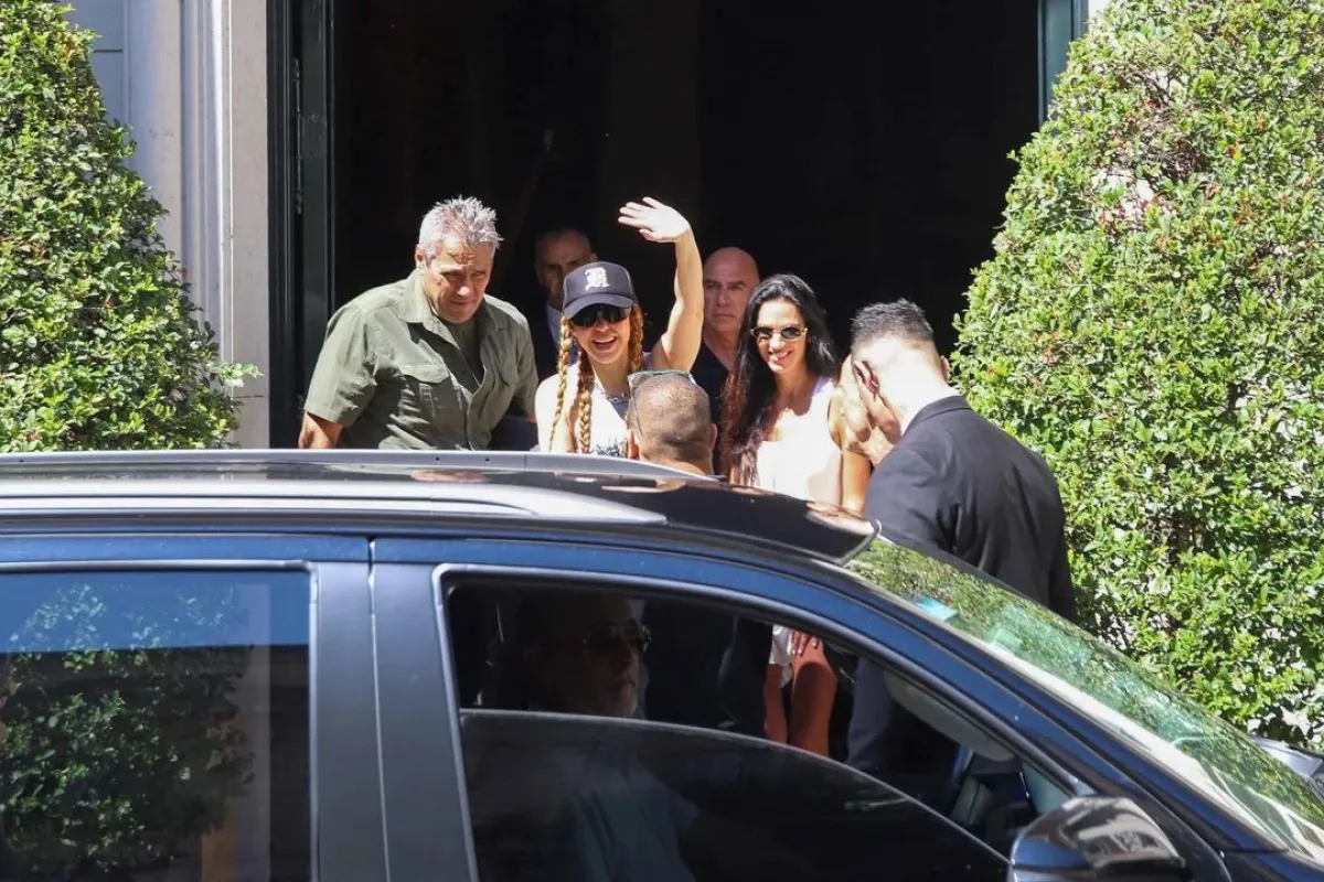 Shakira saludó a sus fanáticos a las afueras de su hotel en Argentina. Foto: Neuquén al Instante Shakira saludó a sus fanáticos a las afueras de su hotel en Argentina. Foto: Neuquén al Instante