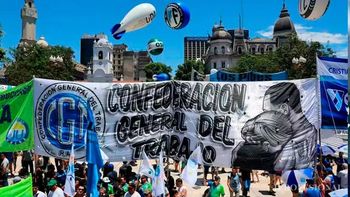 La CGT con las CTA y movimientos sociales marchan contra el endeudamiento familiar