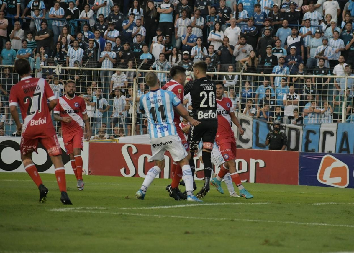 Argentinos Juniors le dio otro golpe a Atlético, en el segundo partido de Lucas Pusineri como DT. Foto Rodolfo Lobo