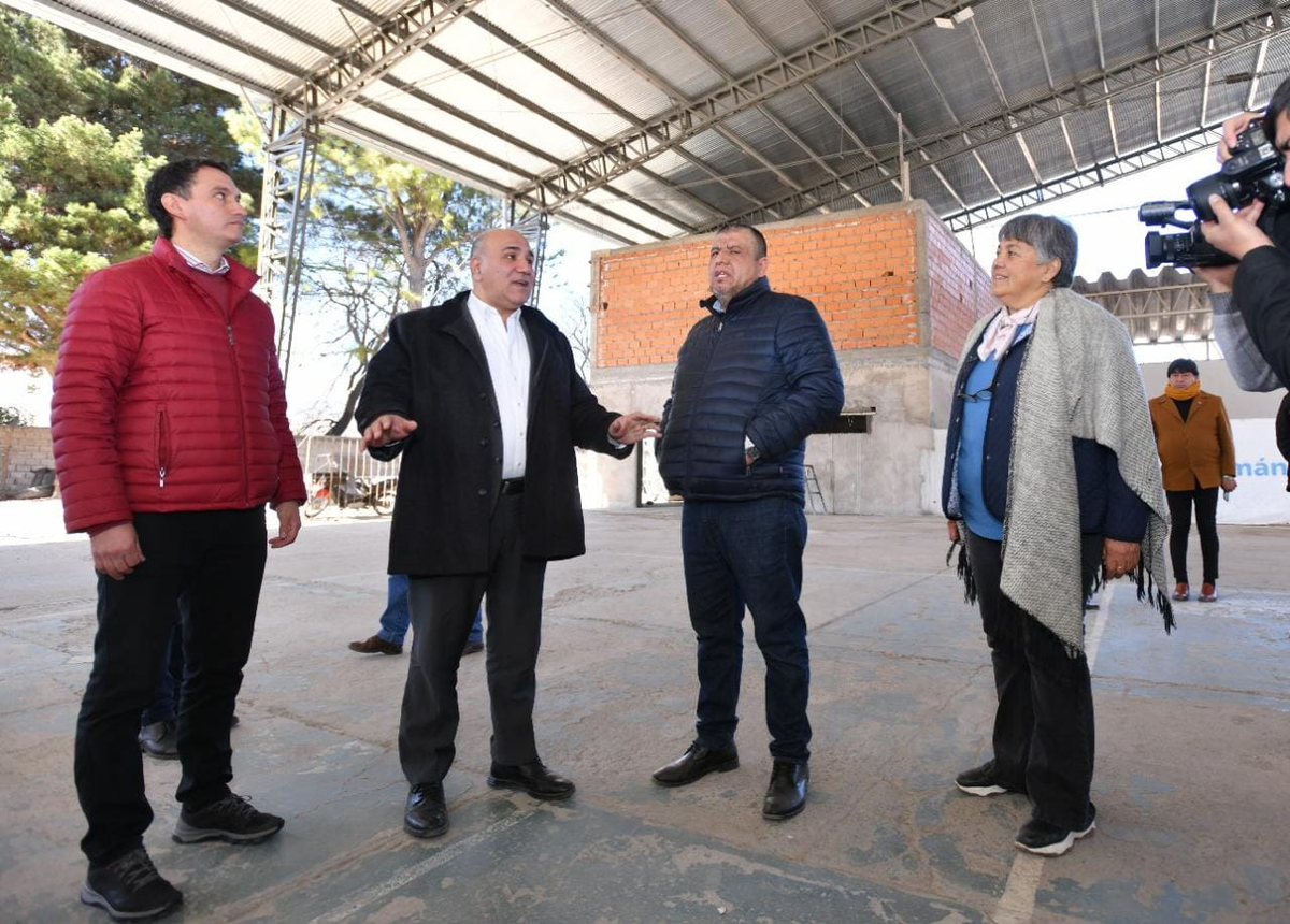Juan Manzur visitó el Complejo Deportivo Democracia de Tafí del Valle donde supervisó obras.