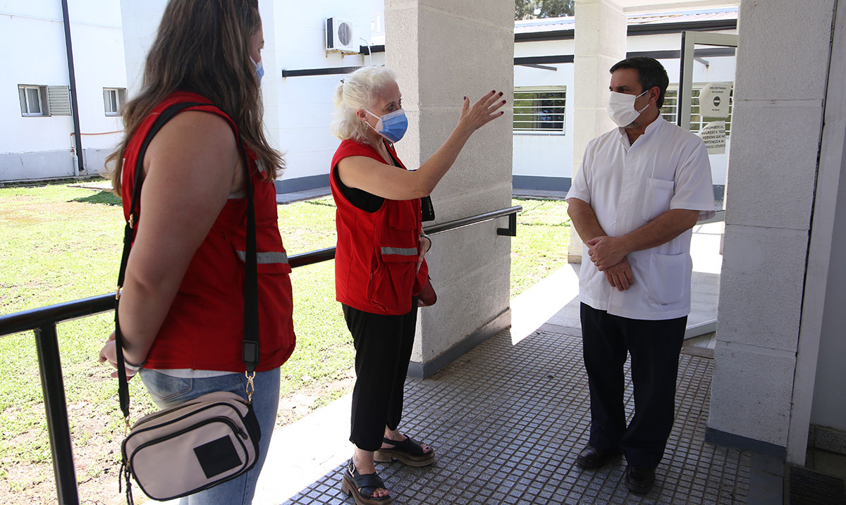Cruz Roja acompaña al personal de salud del hospital Del Carmen