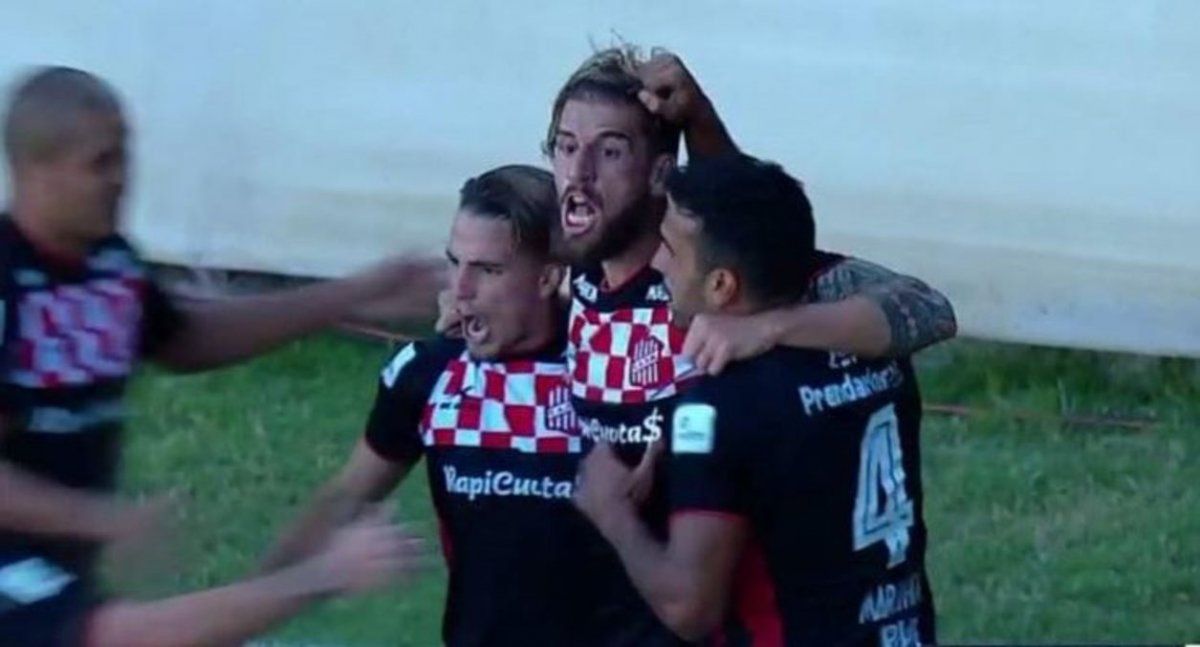 El festejo de Ramiro Costa con sus compañeros tras el gol. Foto TyCSports.
