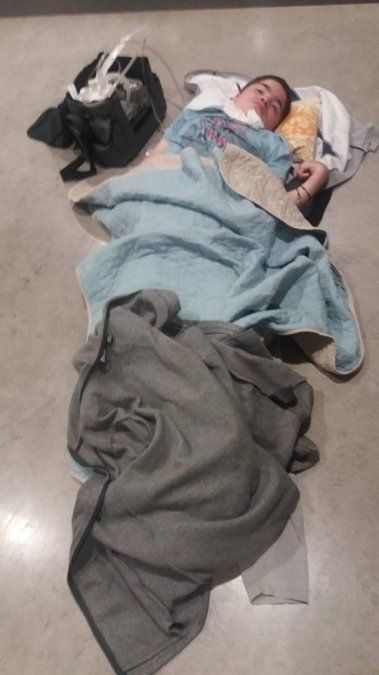 Vergüenza: Perdieron la silla de un enfermo terminal y lo dejaron en el suelo