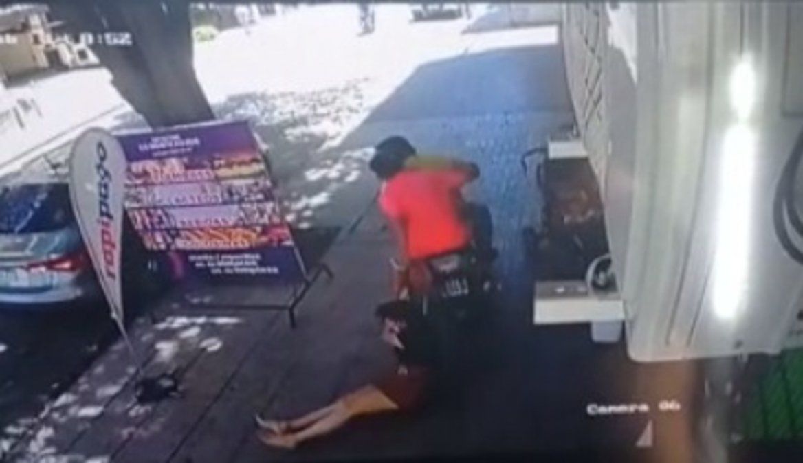 El motochorro arrastró a la mujer para robarle en Barrio Norte.