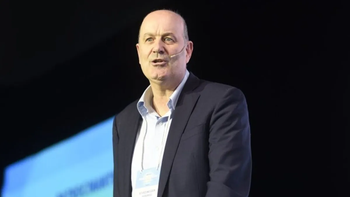 Denuncian a Sturzenegger por una contratación millonaria vinculada a su esposa