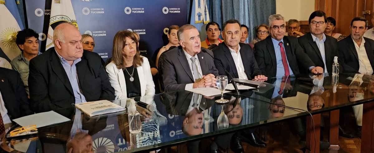 El gobernador, Osvaldo Jaldo, brindó una conferencia de prensa. 