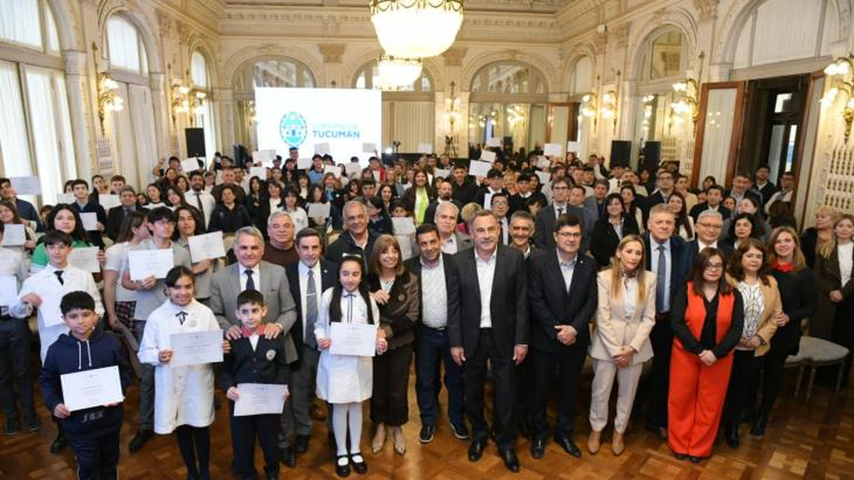 Reconocieron a estudiantes que representarán a Tucumán en distintas competencias
