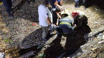 Rescatan a una joven que se arrojó desde un puente