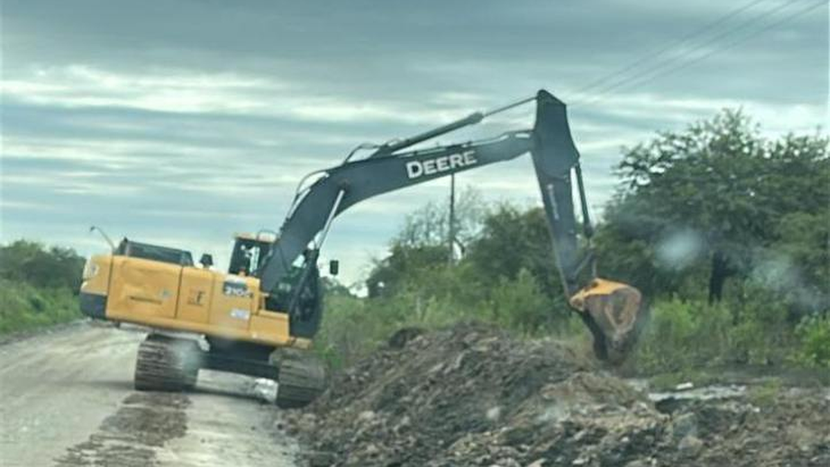 Avanzan obras viales para recuperar caminos en toda la provincia