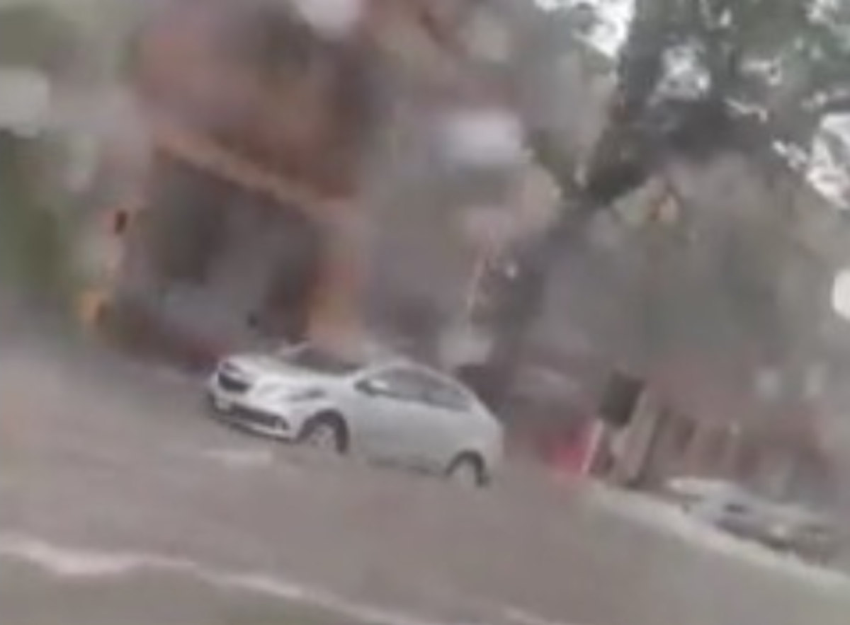 Autos arrastrados y tapados por el agua en Tucumán