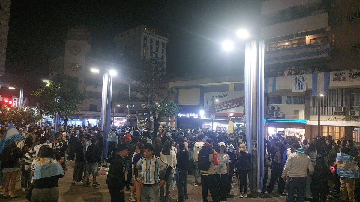 Los tucumanos se reúnen en Plaza Independencia para agradecer a la Selección