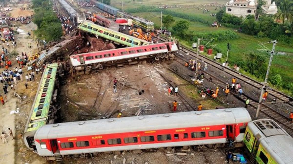 India: asciende a 288 la cifra de muertos en el accidente ferroviario