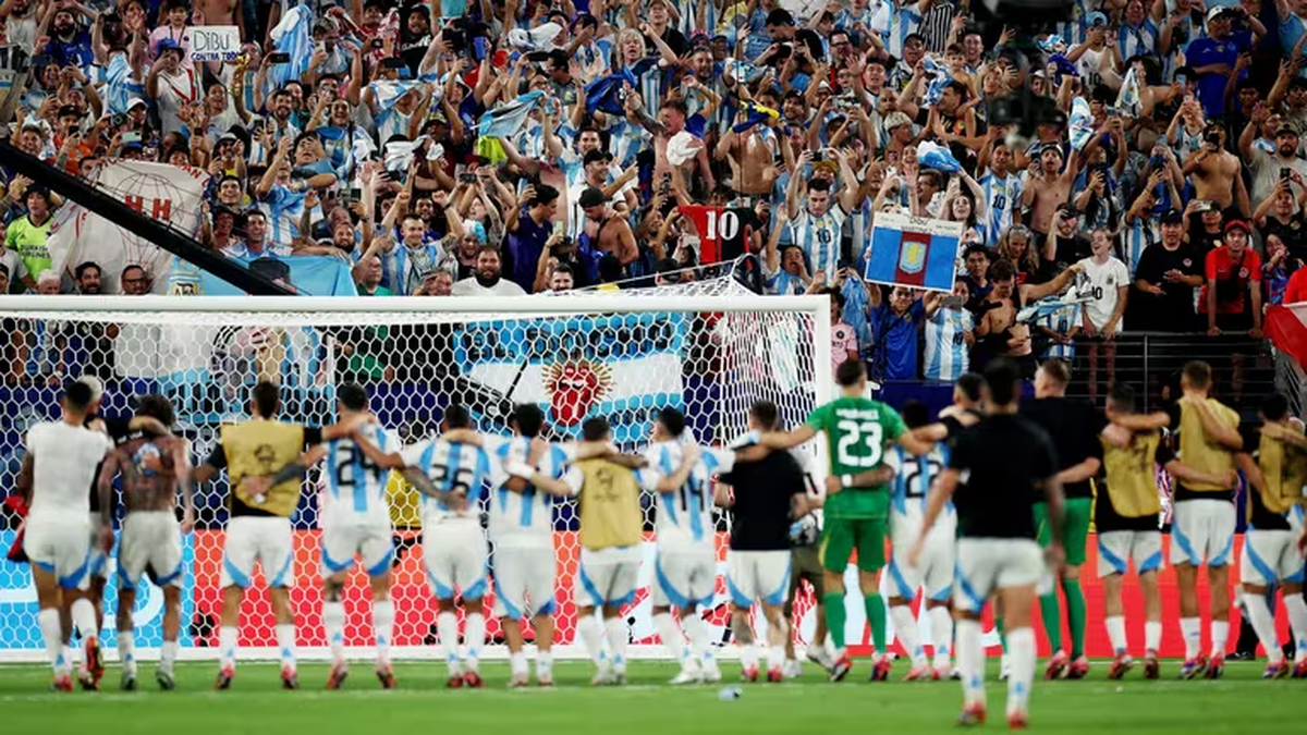 Los fanáticos argentinos se ilusionan con otro título de la selección argentina (REUTERS/Agustin Marcarian)