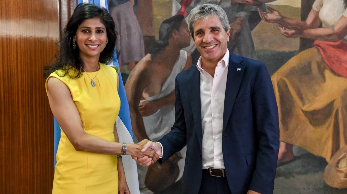Está previsto que Caputo se reúna con Gita Gopinath, la 2 del FMI. (Foto: TN)