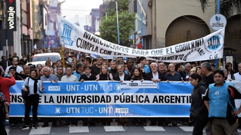 Masiva marcha en Plaza Independencia de la comunidad universitaria
