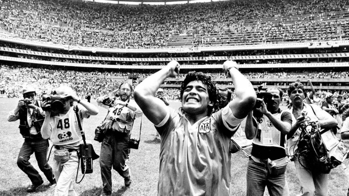 Maradona ya descansa en paz junto a Doña Tota y Don Diego