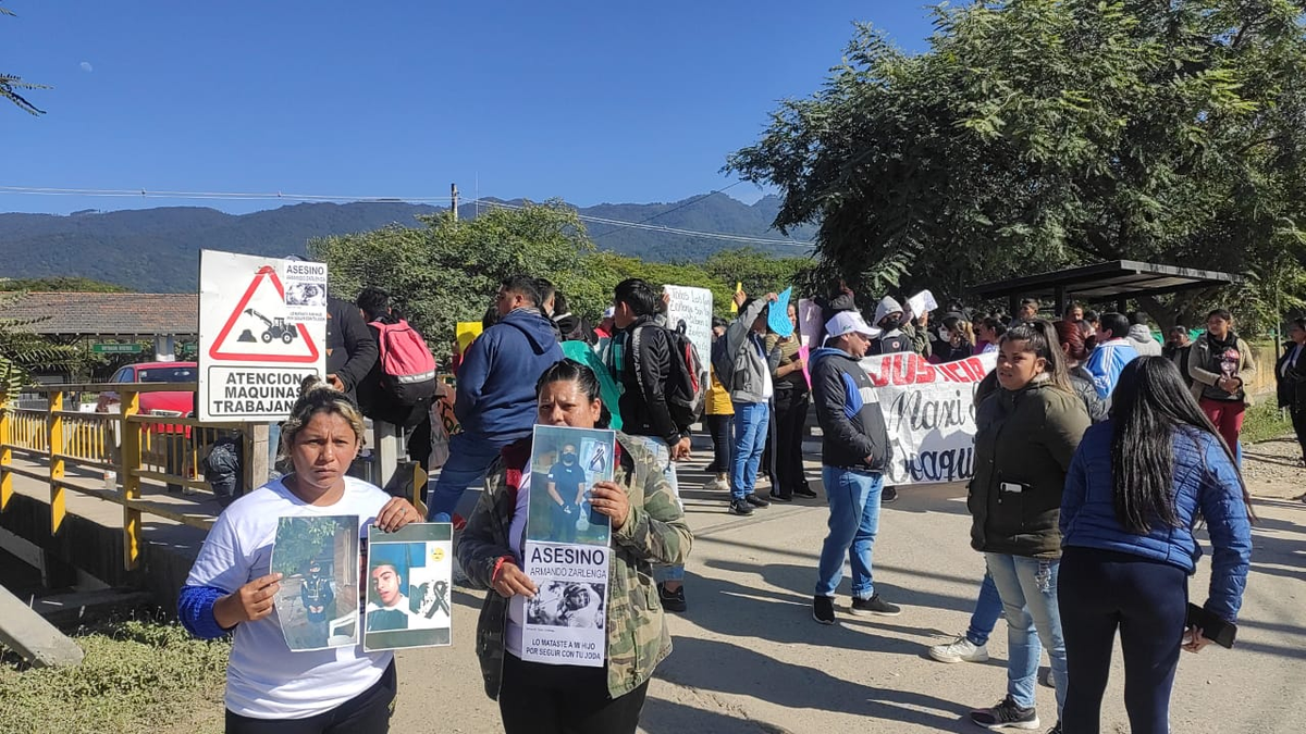Familiares de Morales y Saldaño protestan en el country Las Yungas