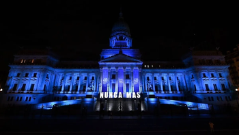 El Congreso se iluminó en conmemoración del 24 de marzo