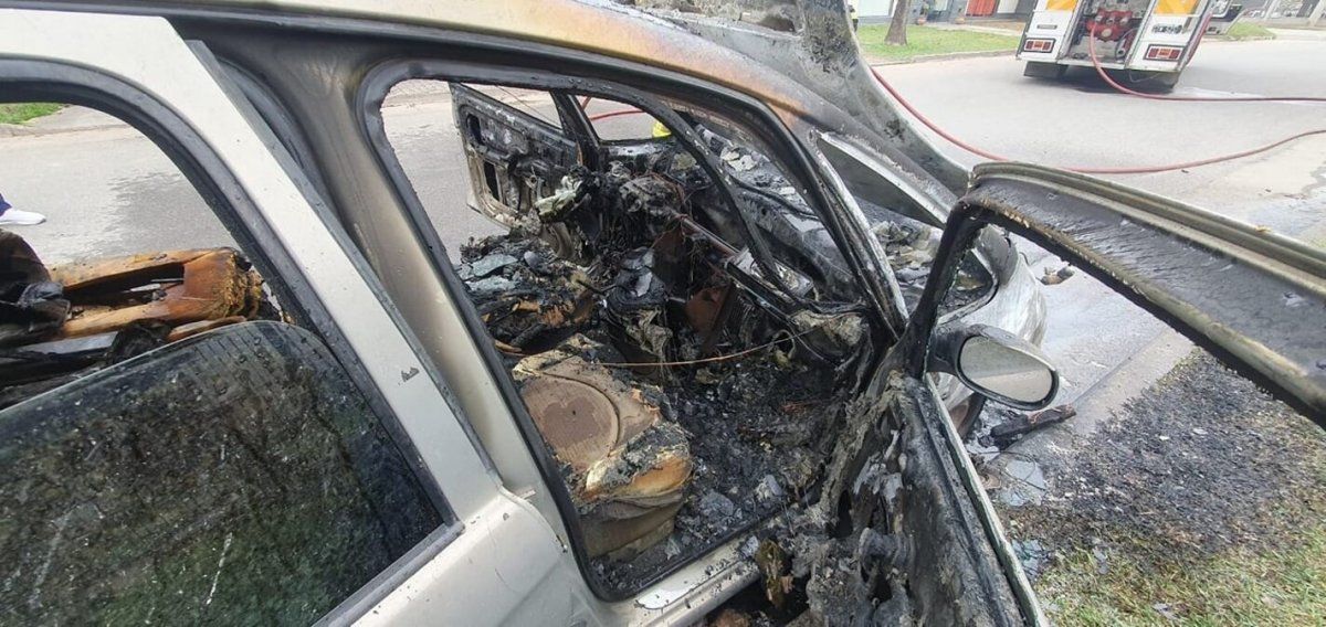 Yerba Buena: se prendió fuego un automóvil