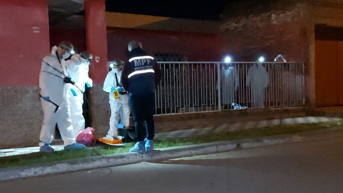 Una mujer entró a una vivienda y murió tras recibir un disparo
