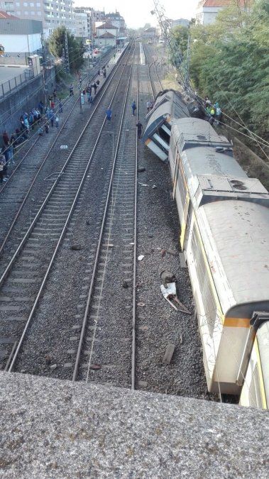 Tres muertos al descarrilar un tren en el noroeste de España