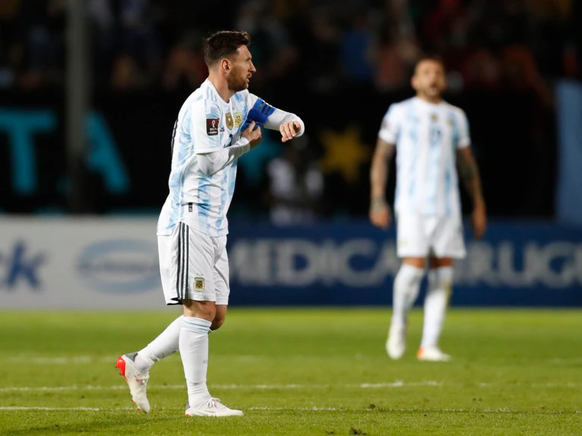 Messi ingresó en el segundo tiempo y pidió la cinta de capitán de la Selección Argentina.