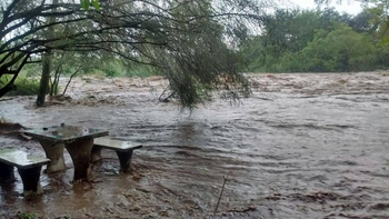 La torrencial lluvia provocó la crecida de los ríos en la zona de Alpachiri