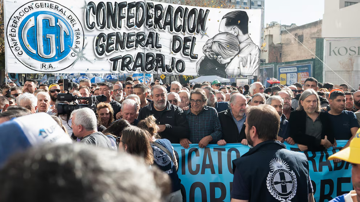La CGT marchó en contra de la reforma laboral y amenazó con un paro