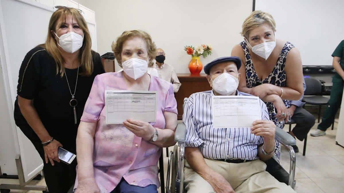 Una pareja de abuelos recibió la vacuna y luchan contra el Covid-19