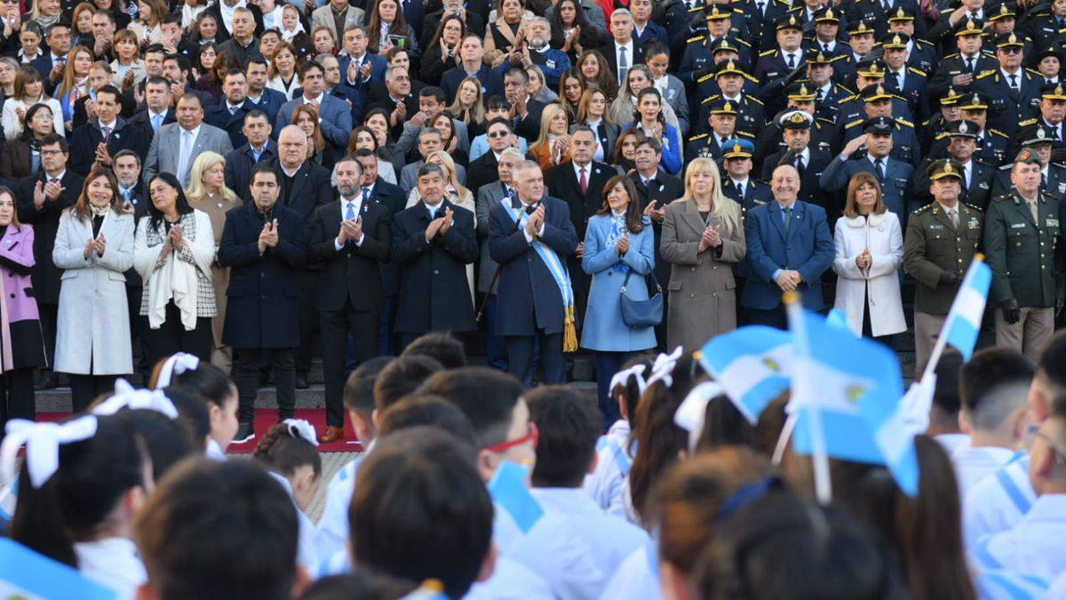 Jaldo tomó la promesa a la Bandera a más de 3.000 escolares y cadetes