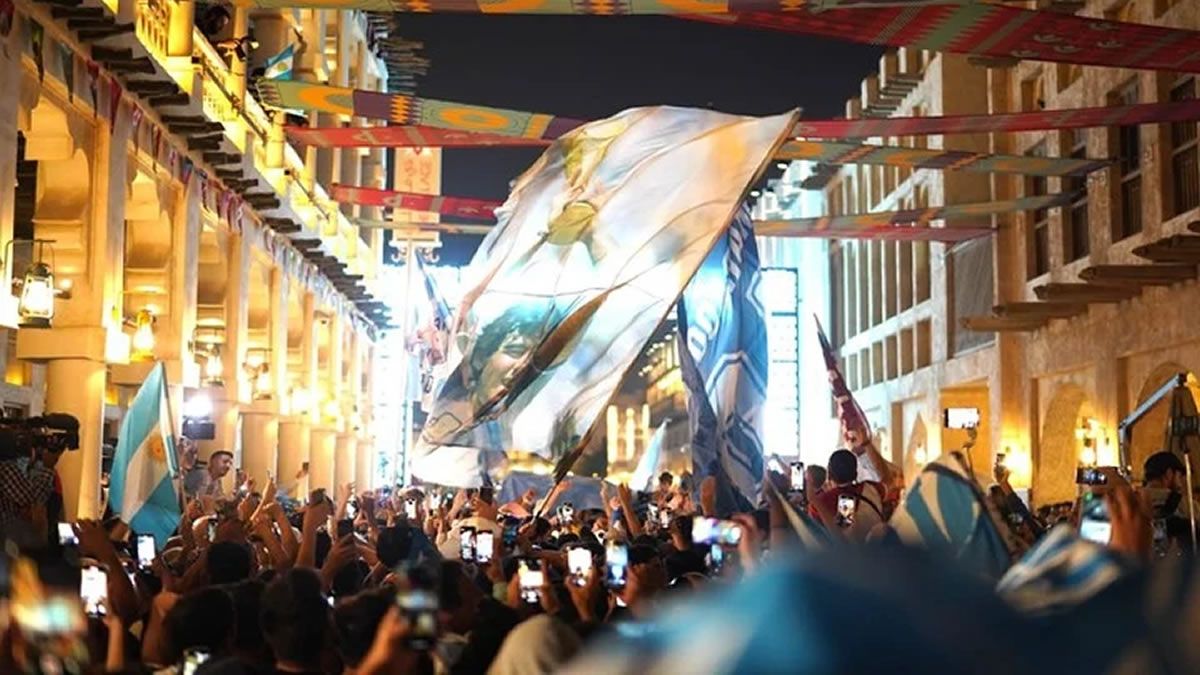 Banderazo argentino: Más de 1500 personas se juntaron en Souq Waqif