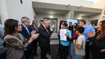 Osvaldo Jaldo entregó 24 viviendas en Monteros