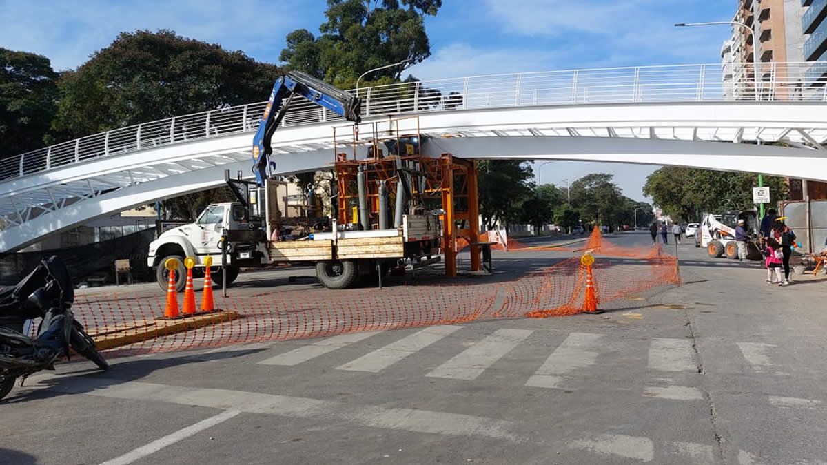 Hoy se realizará el izamiento del nuevo puente peatonal