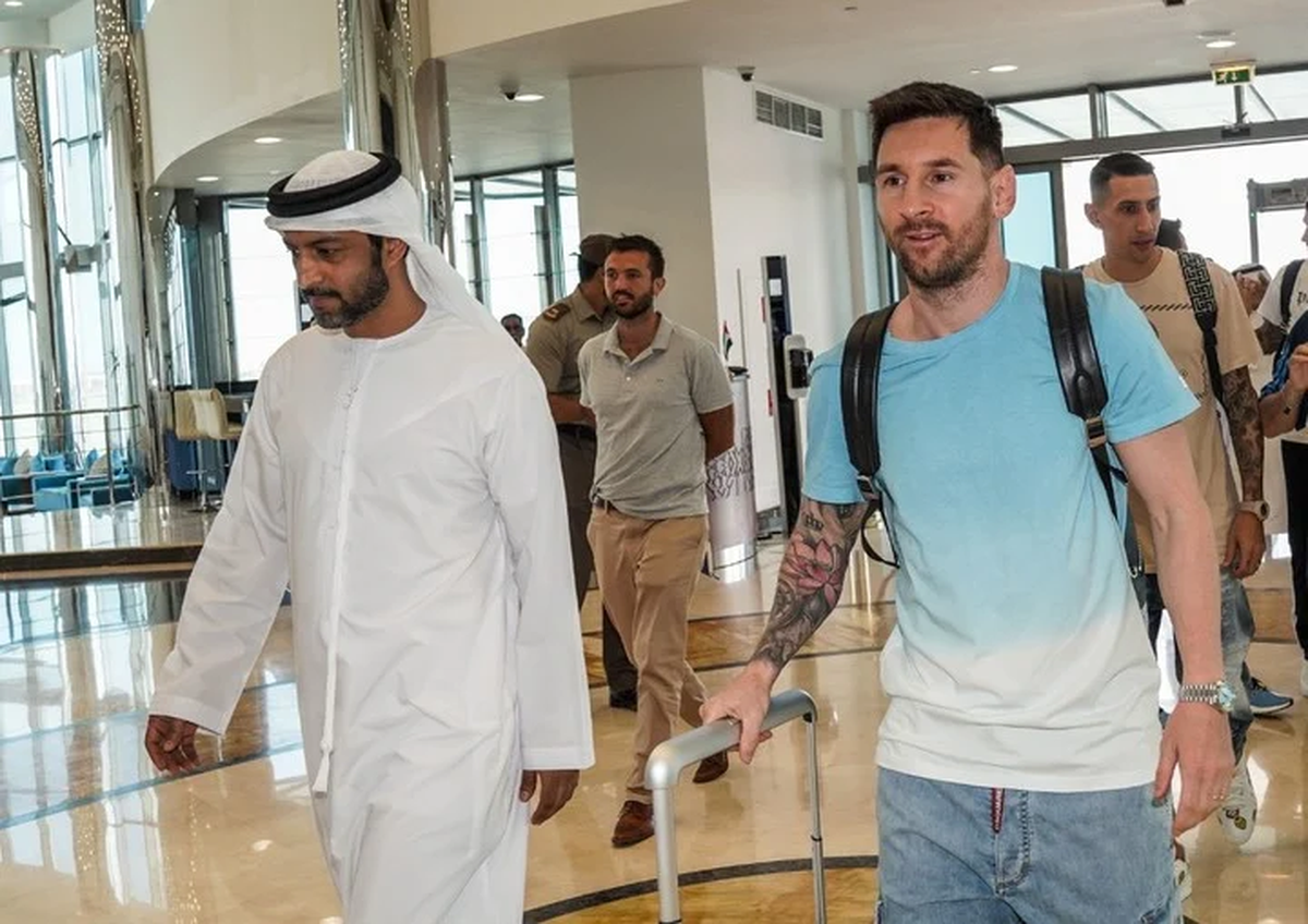 Lionel Messi llegó a Abu Dhabi y se suma a la Selección