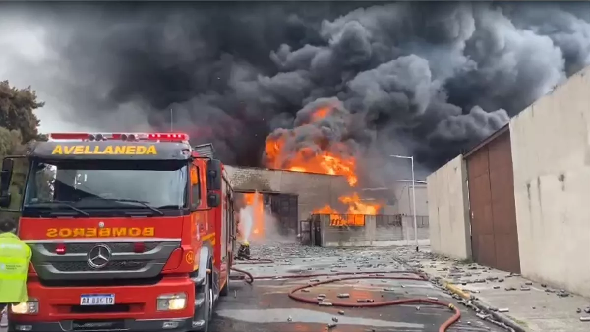 Al menos diez dotaciones de bomberos combatieron un incendio en una fábrica de colchones ubicada en el partido bonaerense de Avellaneda.