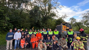 Ruta 307: rescataron al conductor de un camión que cayó a un barranco