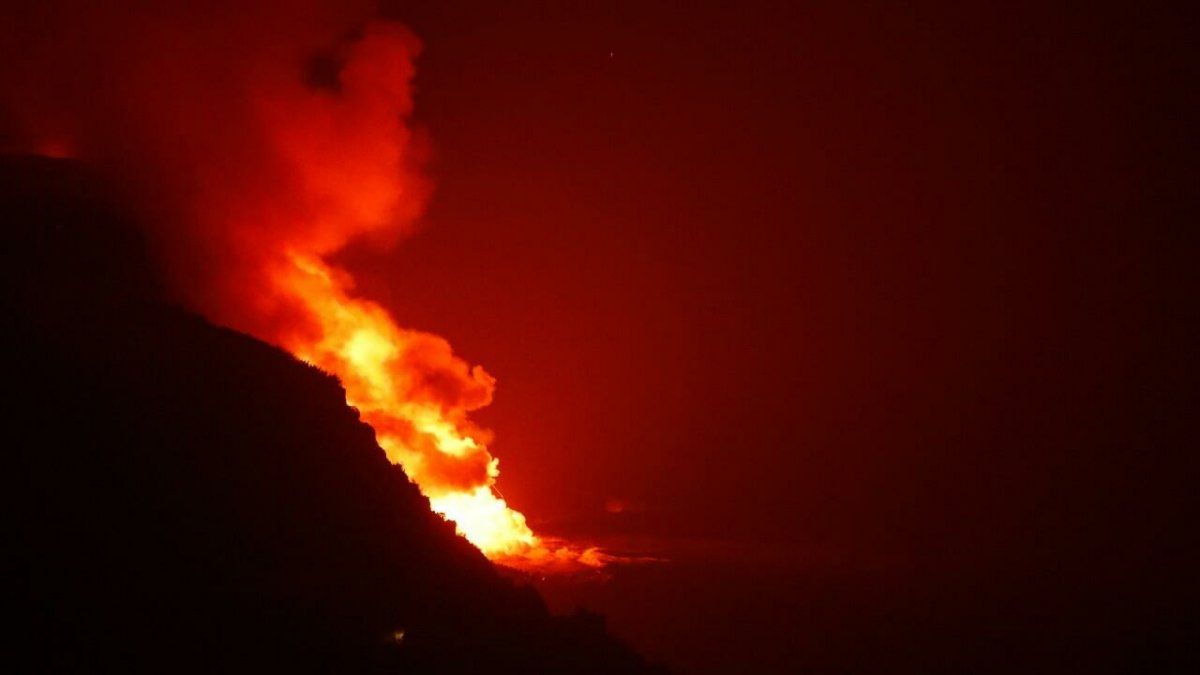 La lava llega al mar de La Palma.