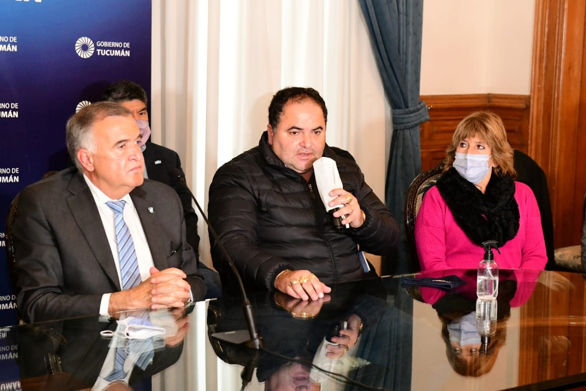 Eduardo Reinoso, representante de transportistas, habló en conferencia de prensa junto con el gobernador. 