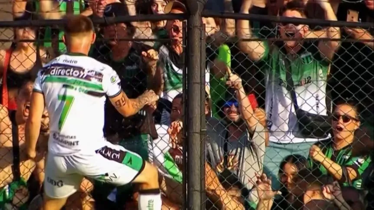 Colgado del alambrado, así festejó Agustín Paz su gol para Nueva Chicago ante Quilmes. (Foto: TyC Sports)  