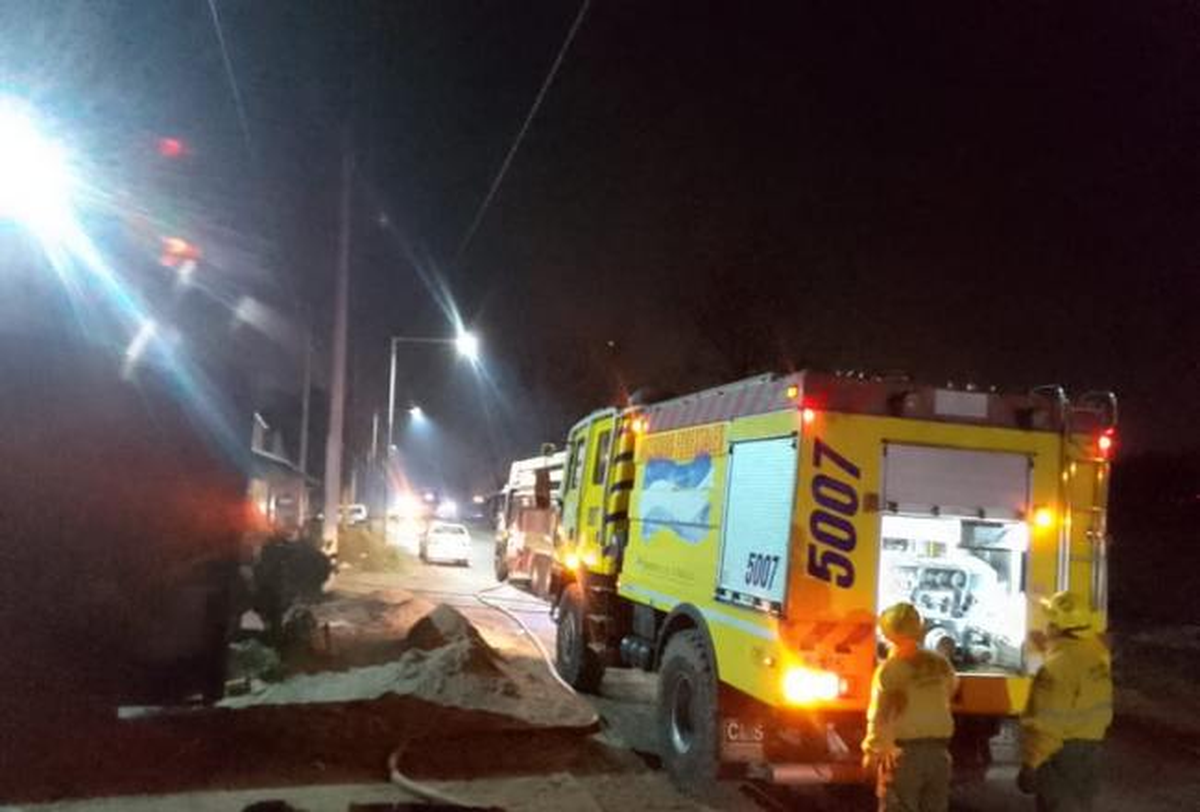 La autobomba de Defensa Civil acudió ante el llamado de Bomberos de la Policía para sofocar un incendio.