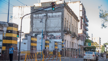 Mendoza al 200: corte total por riesgo de colapso de la fachada de un edificio