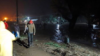 Alberdi: desbordó el arroyo Matazambi y hay 50 evacuados