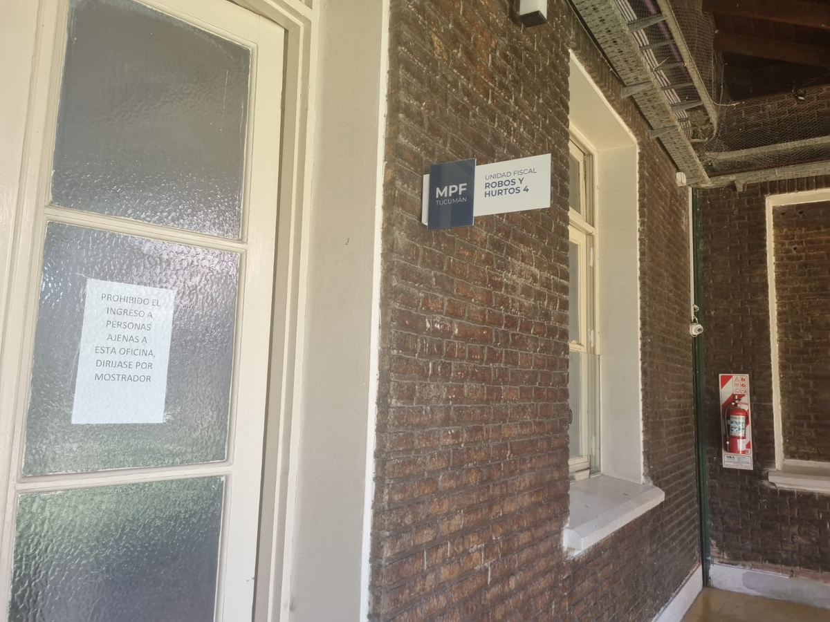 Una mujer robó un televisor de un motel y fue atrapada con un destornillador cuando quiso desmontar otro.  