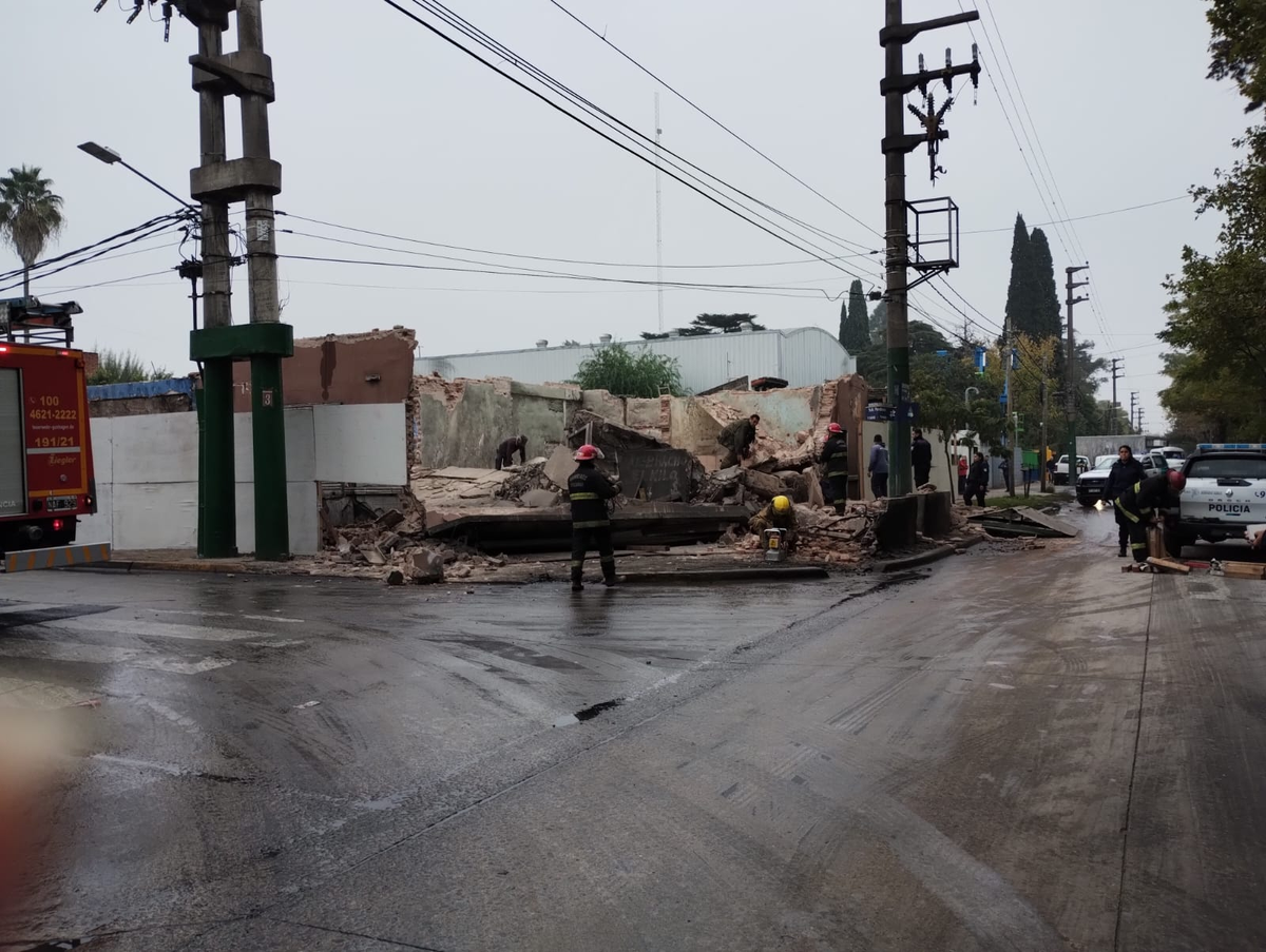 Derrumbe en Ituzaingó: un obrero murió al quedar atrapado bajo los escombros
