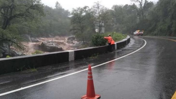 La lluvia provocó anegamientos en varios tramos de la ruta a los valles