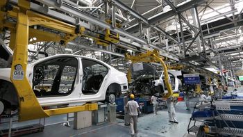 La actividad económica cayó 1,5% mensual en abril