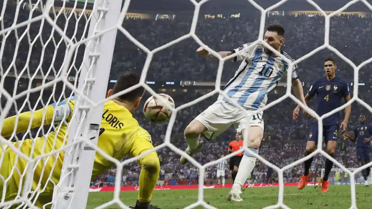 Dos hermanos tienen la pelota del tercer gol de Messi en la final