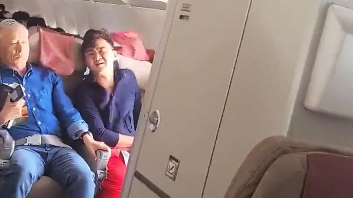 Un pasajero abrió la puerta de un avión en pleno vuelo