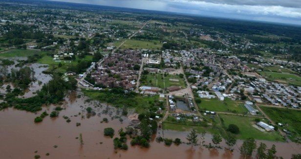 Macri suspendió sus vacaciones y mañana recorrerá las zonas inundadas del Litoral